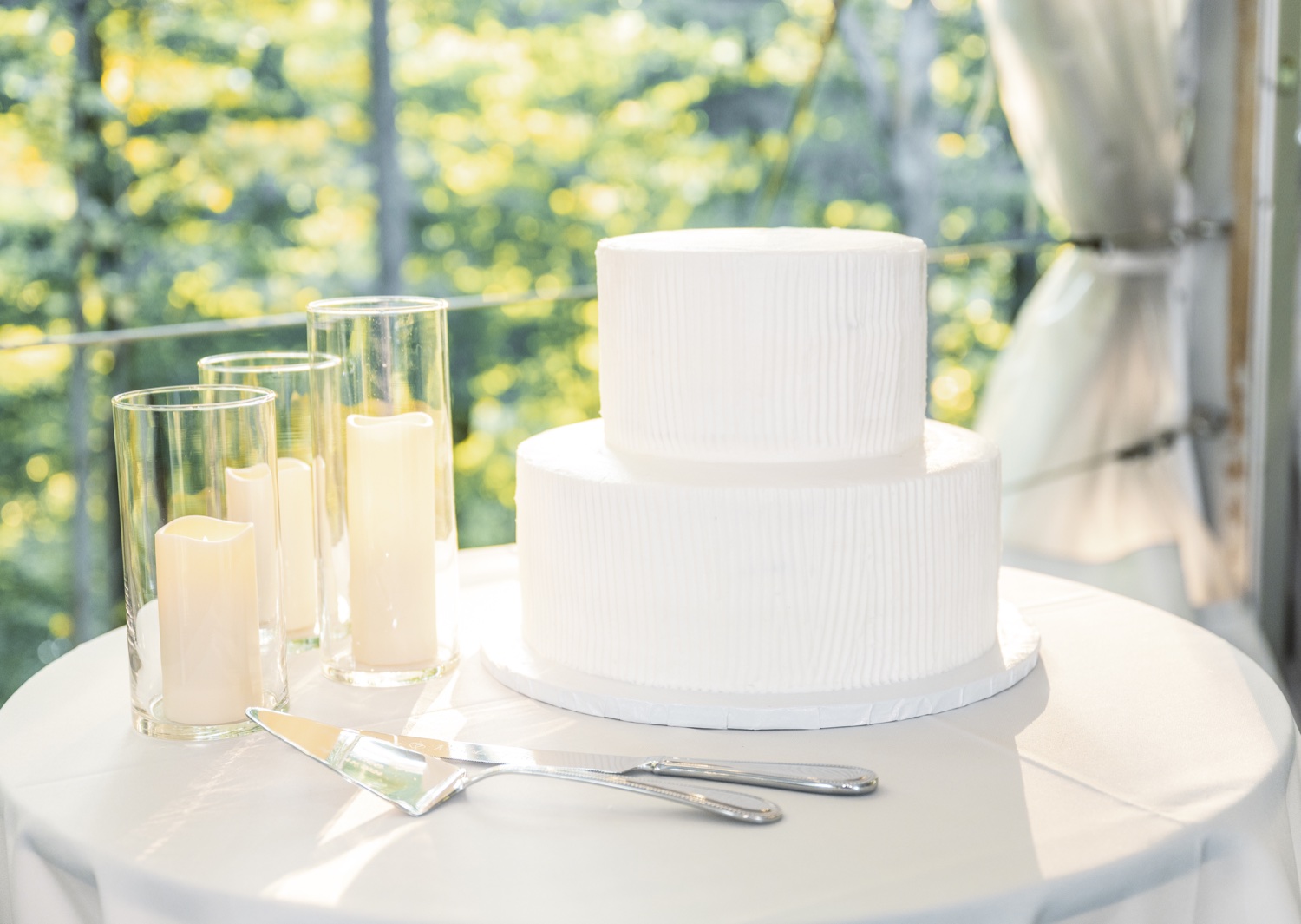 Minimalistic White Wedding Cake for Outdoor Wedding